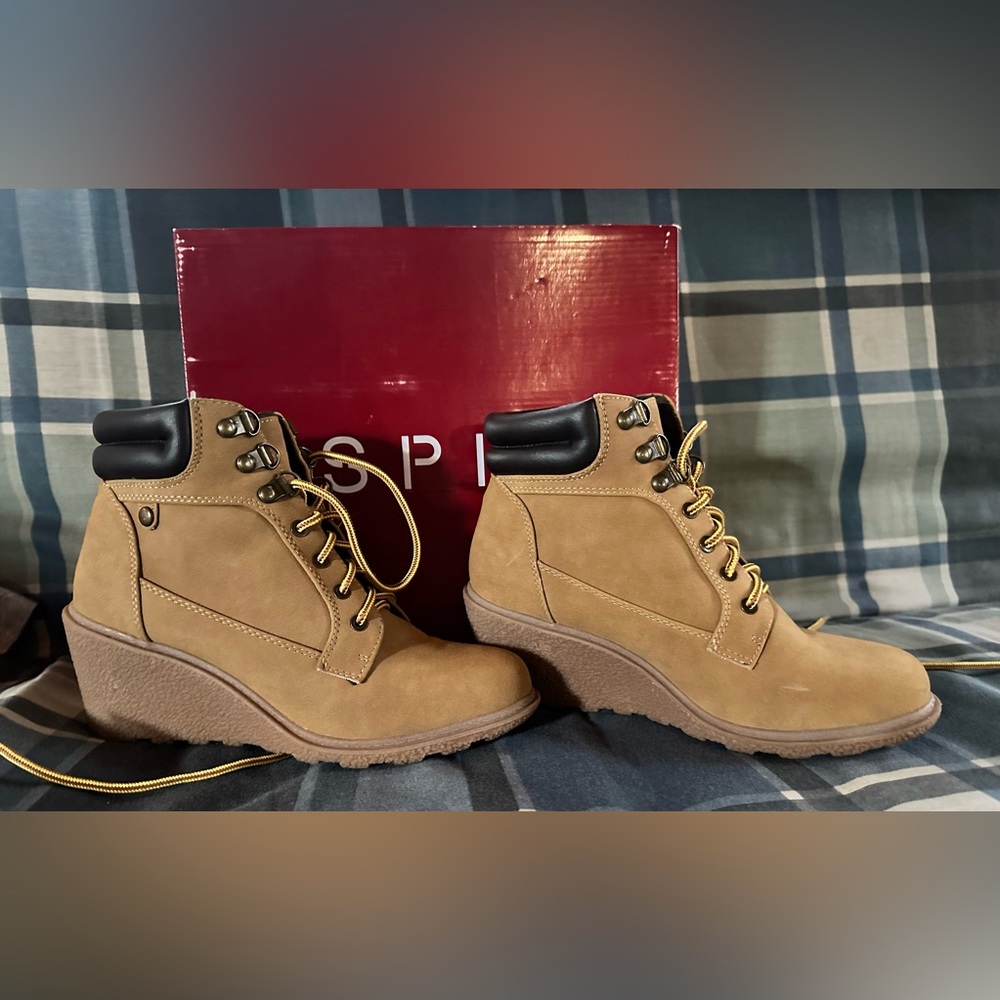 Excellent used condition - Esprit ‘Kendal’ wedge Construction boot Size 7